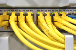 Gelbe Ethernet-Kabel